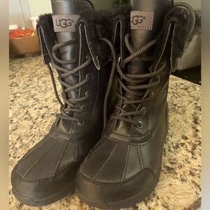 Kids size 6 black Ugg boots like new